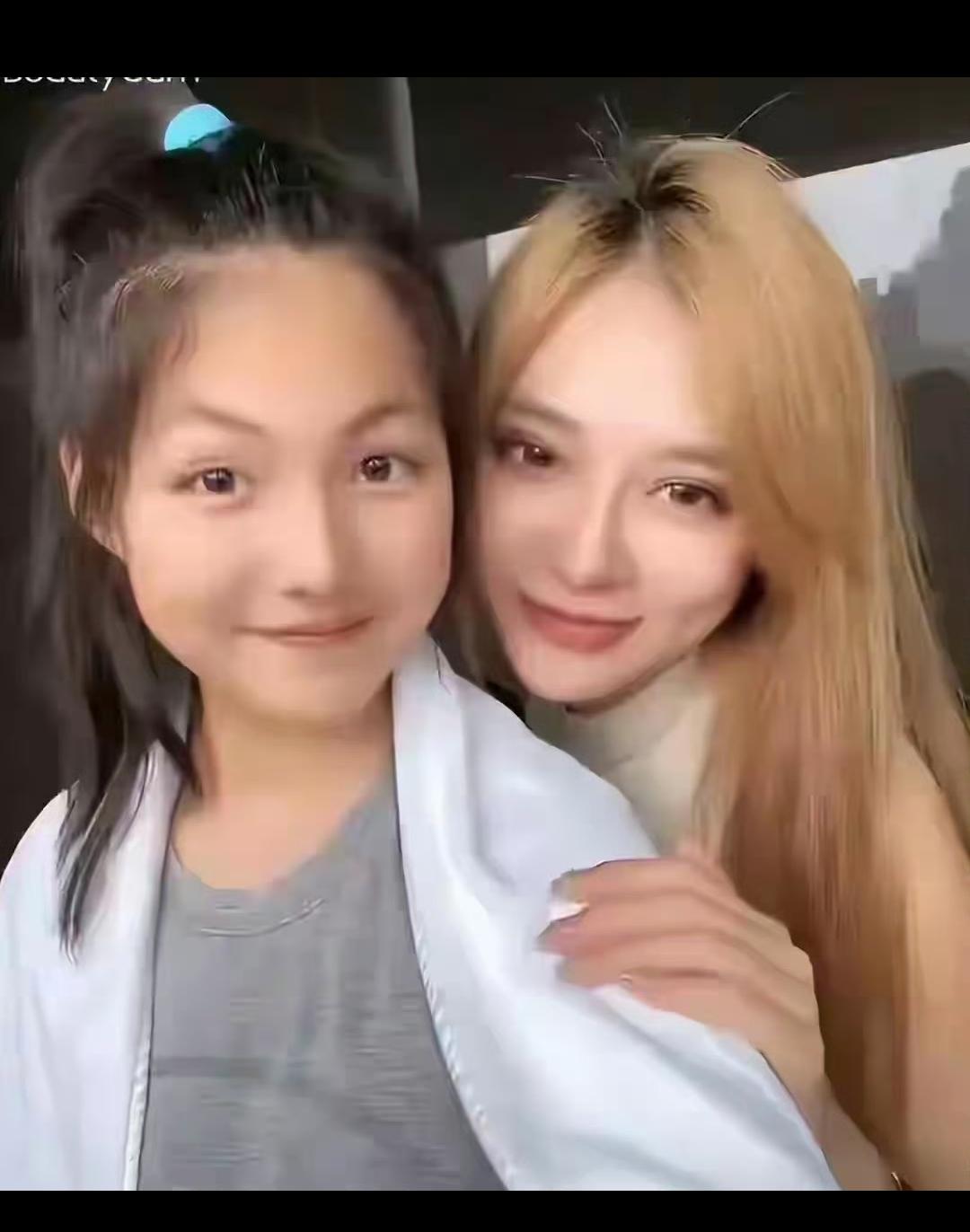 没想到王诗龄竟这么瘦了！只是这个孩子看起来就骨架挺大的，其其实她妈李湘之前是很