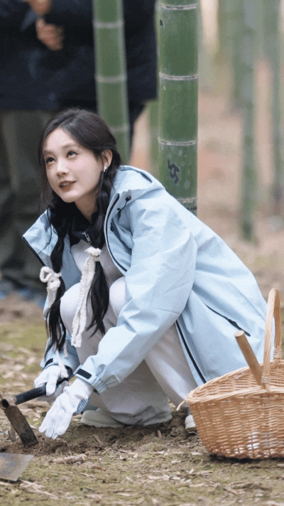 李一桐种地吧来新人了该说不说，我们的李一桐种地吧来新人了，梳着麻花辫，拿着