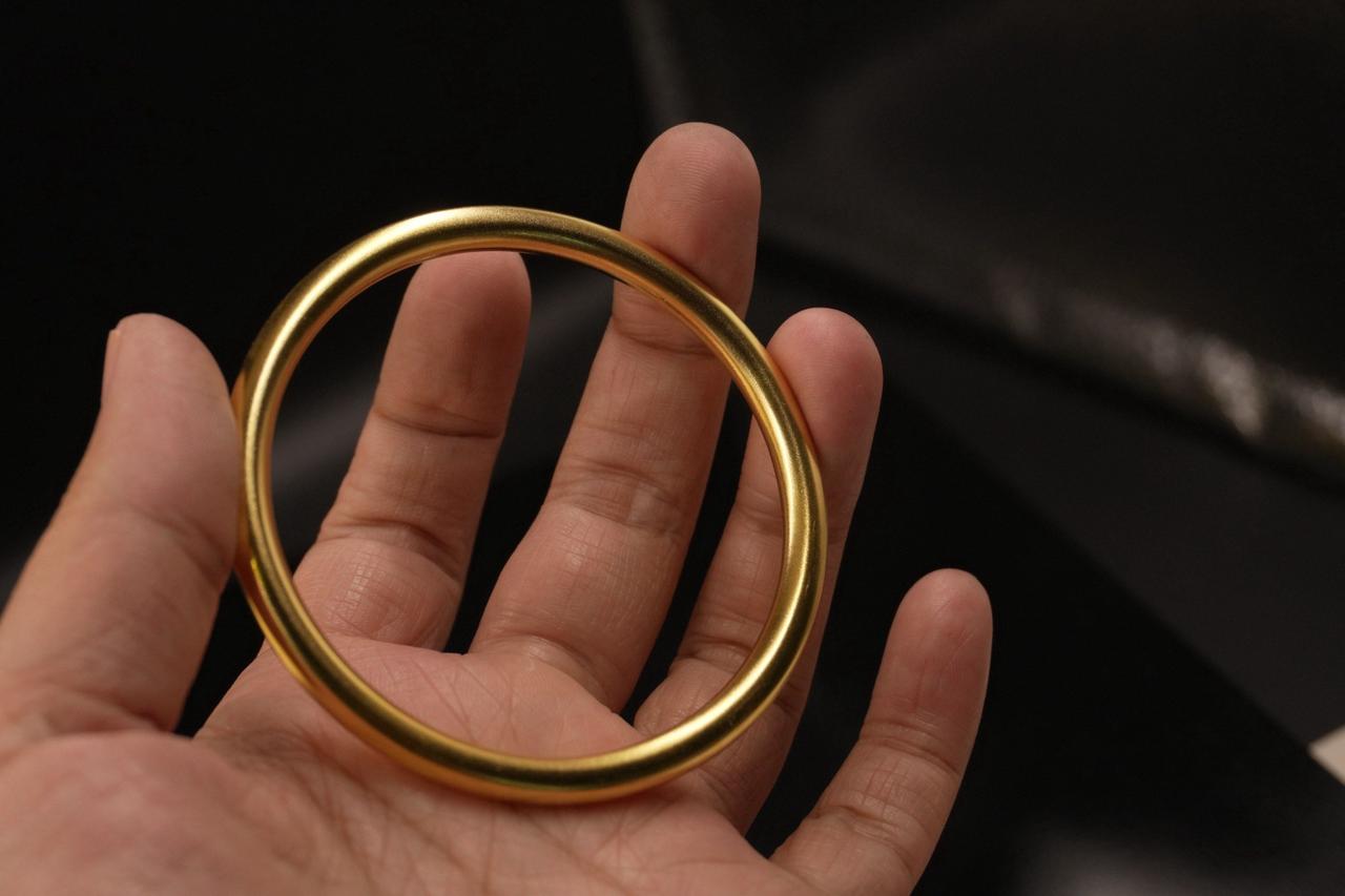 十五块钱的盒饭都舍不得加个鸡腿，却敢拿出全部积蓄甚至借钱去买黄金，这到底是勇敢还