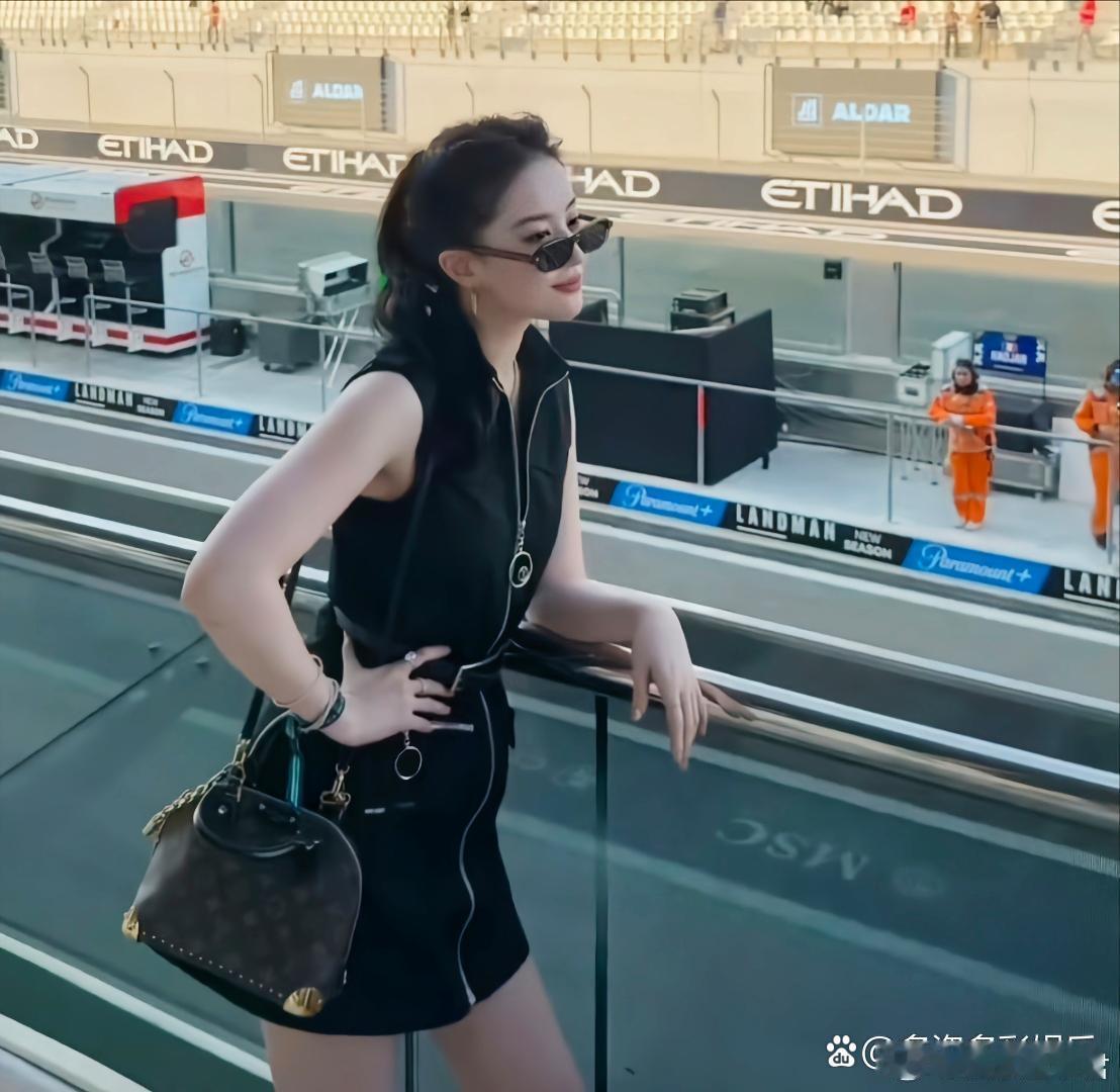 刘亦菲阿布扎比观赛F1她戴着墨镜穿着黑色连衣短裙，梳着长马尾，气质超好，自信又明