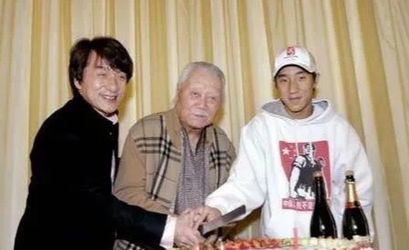 在2008年的时候，房道龙重病缠身，时日无多，在弥留之际，把成龙叫到了身边，对他