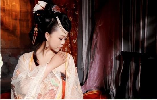 古代，一男子出远门，留貌美的妻子一人在家。这晚，她正准备就寝，一个黑影突然从窗口