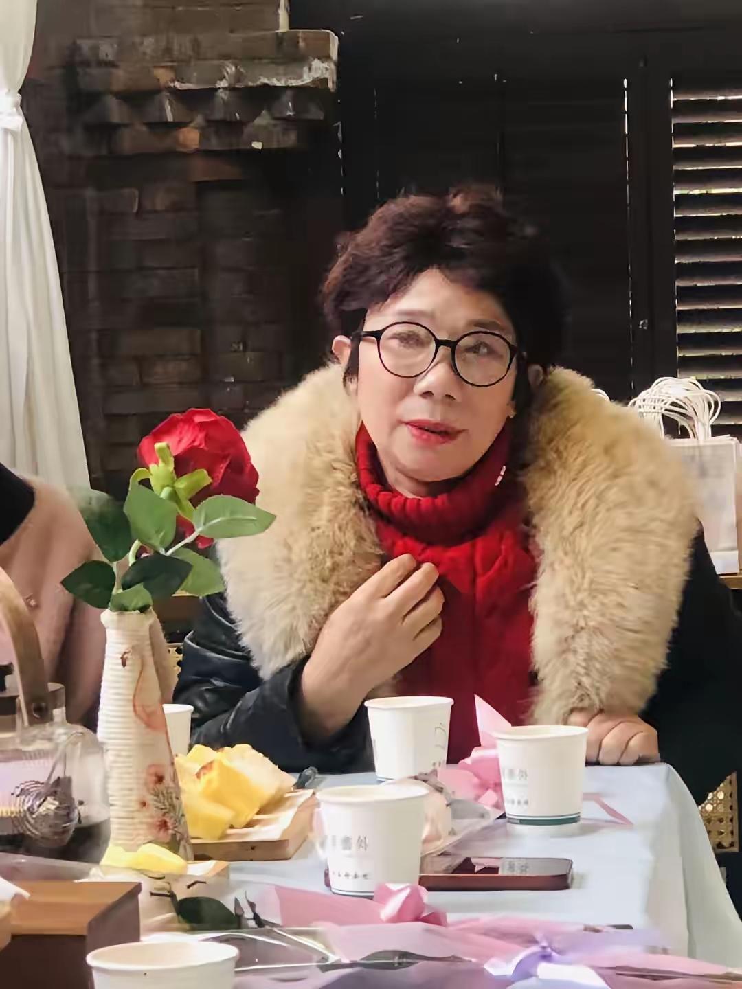 张雪的妈妈，18岁结婚，19岁生他，20多岁就离异了——搁很多人身上，早就被生