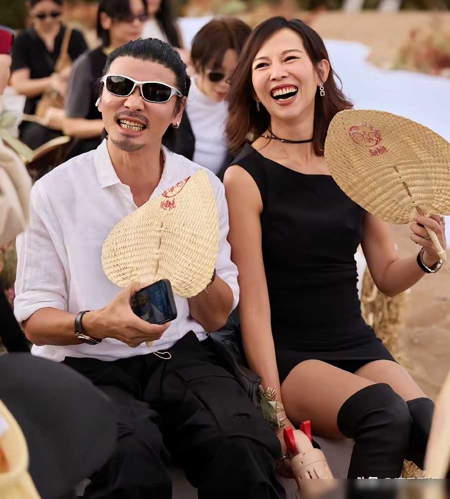 张晋蔡少芬两口子，堵在敦煌戈壁滩上给干儿子撑场子。白举纲补办婚礼，没选酒店没走红