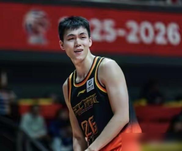 27岁才打CBA，庞峥麟用20分，逼出了最强的徐杰。一个，是14岁进国少的冠