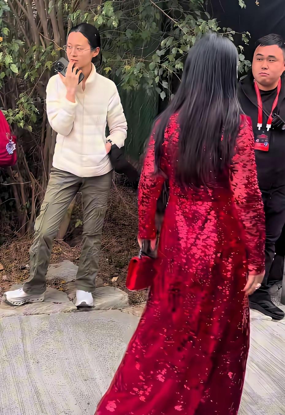 李湘带王诗龄到香港看张艺兴演唱会，母女俩打扮的也太隆重了吧！这是看演唱会还是参加