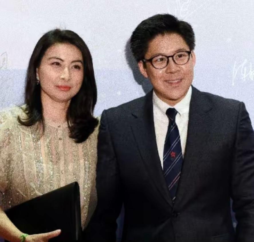 2000年，霍启刚第一次带女友回家，朱玲玲只看了一眼，便说：“你们不合适，分了吧