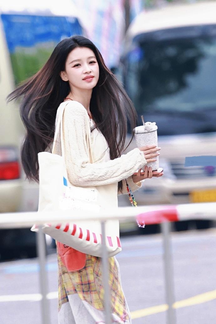 今天孙怡去录制浪姐了，她这次搭配的很有潮流时尚之美，看上去特别的显年轻。孙怡