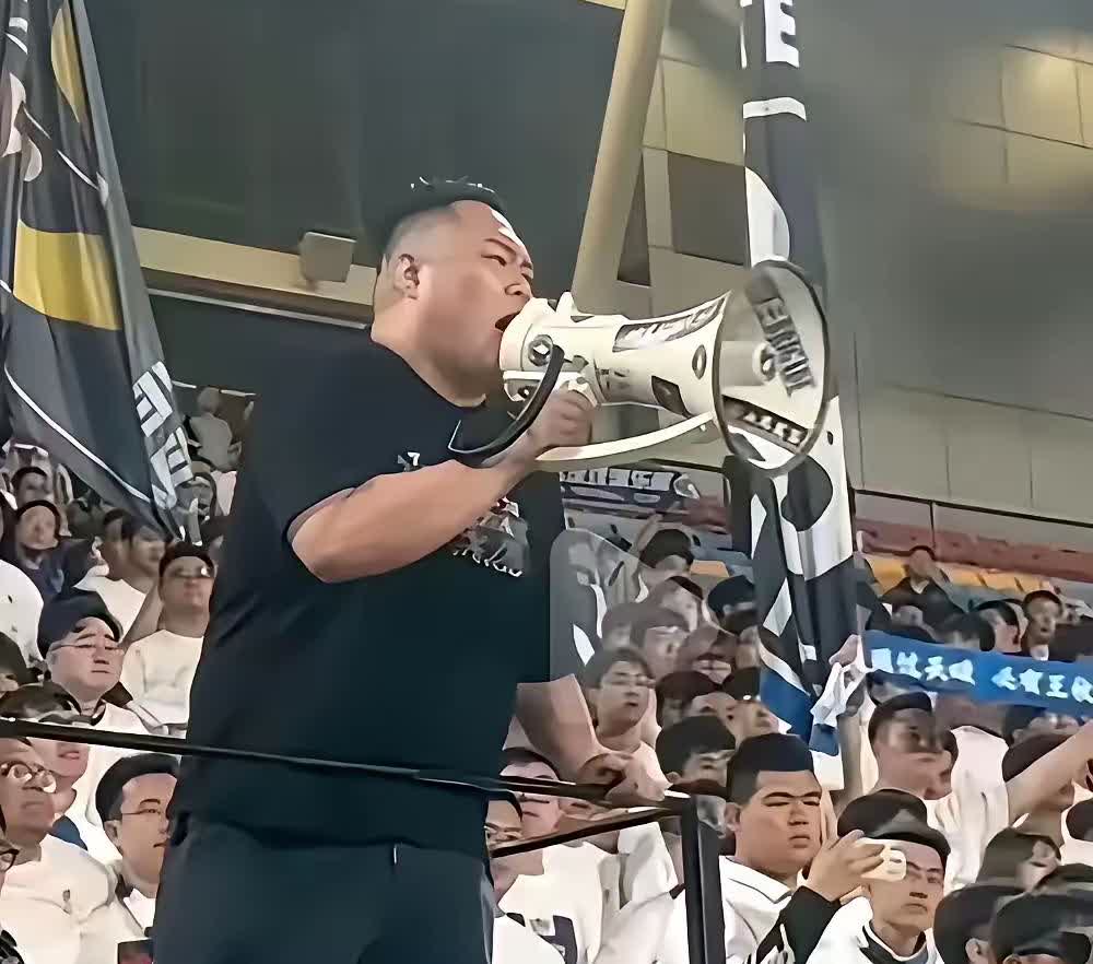 现在最坐立难安的，估计就是那位天津球迷了。他哪是后悔骂了人，分明是心疼自
