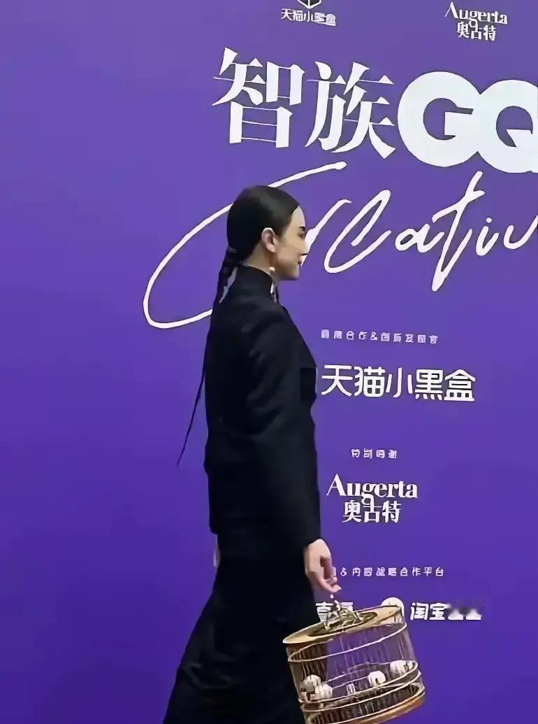 清宫头被骂上热搜宋佳刚走完红毯，辫子头配鸟笼包的照片就被挂了一天。有人直接