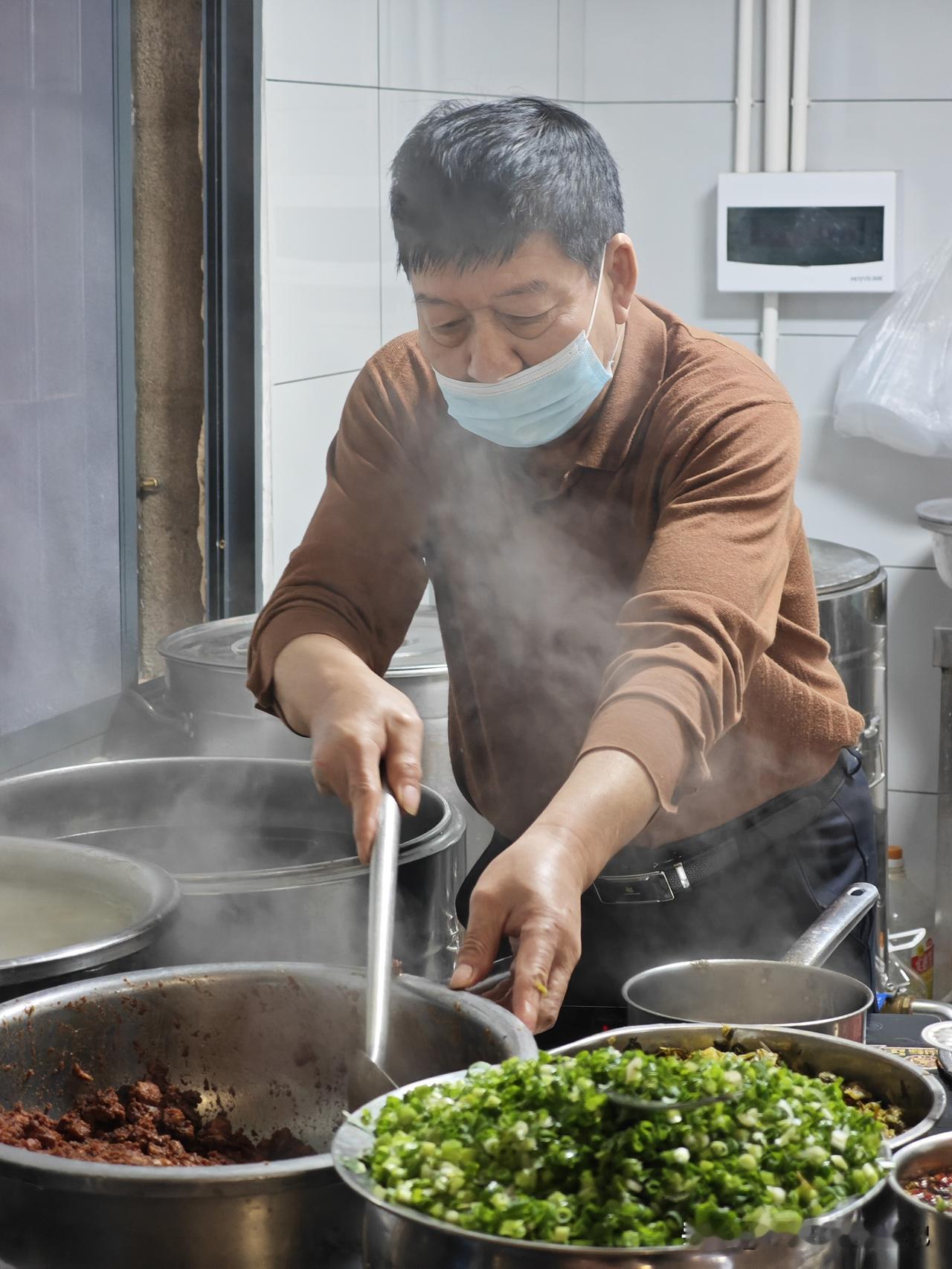 冬日生活打卡季烟火小店，锅气十足...元江这边的早餐好吃还价格实惠，6元一小碗，