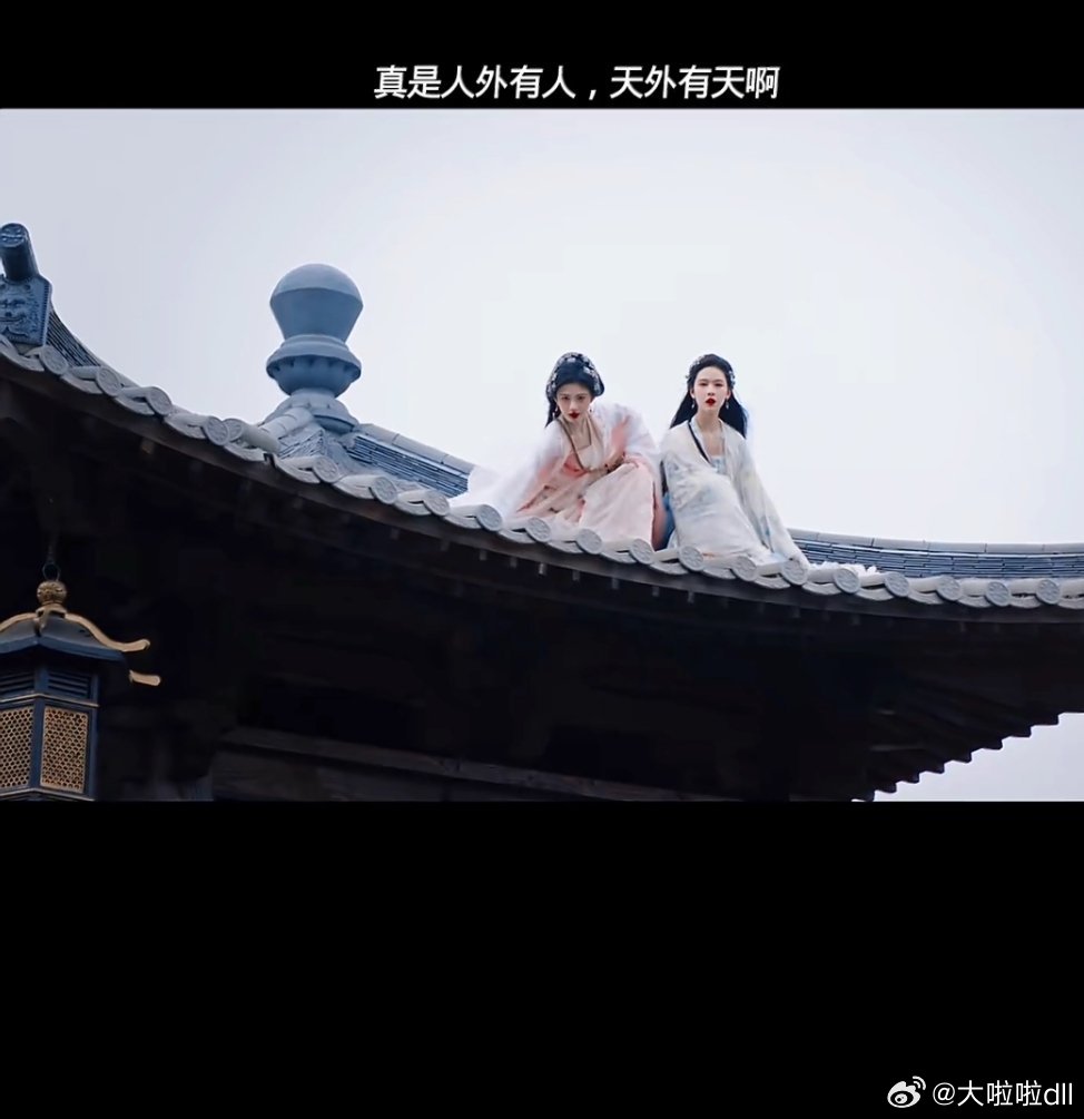 《月鳞绮纪》刚开播，你一眼就能看出谁是真正的“主角”。田嘉瑞演的法师寄灵，一个人