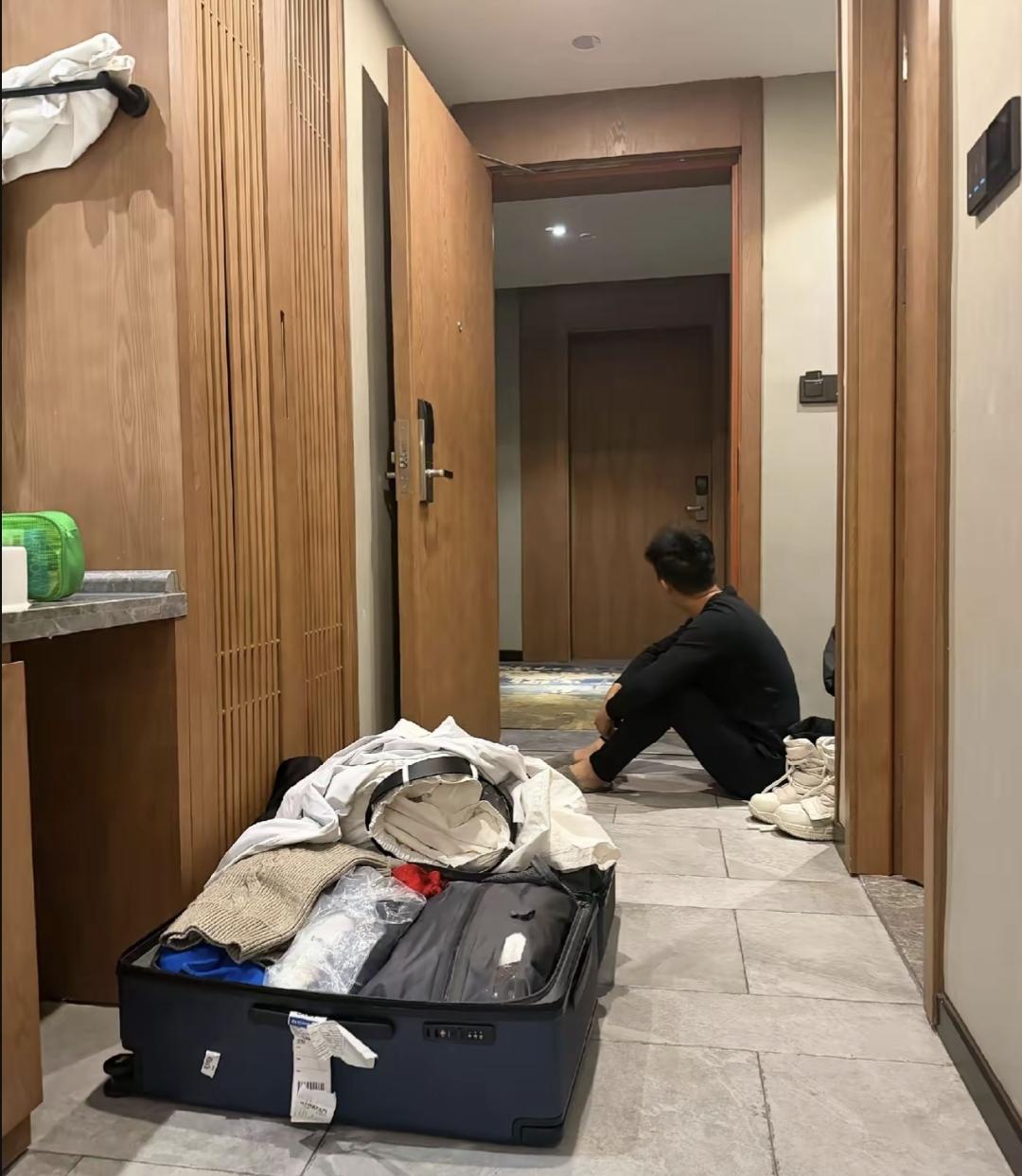 哈尔滨零下20℃，酒店里热得掀被子，我坐门口吹风到凌晨三点。不是不想睡，是身上