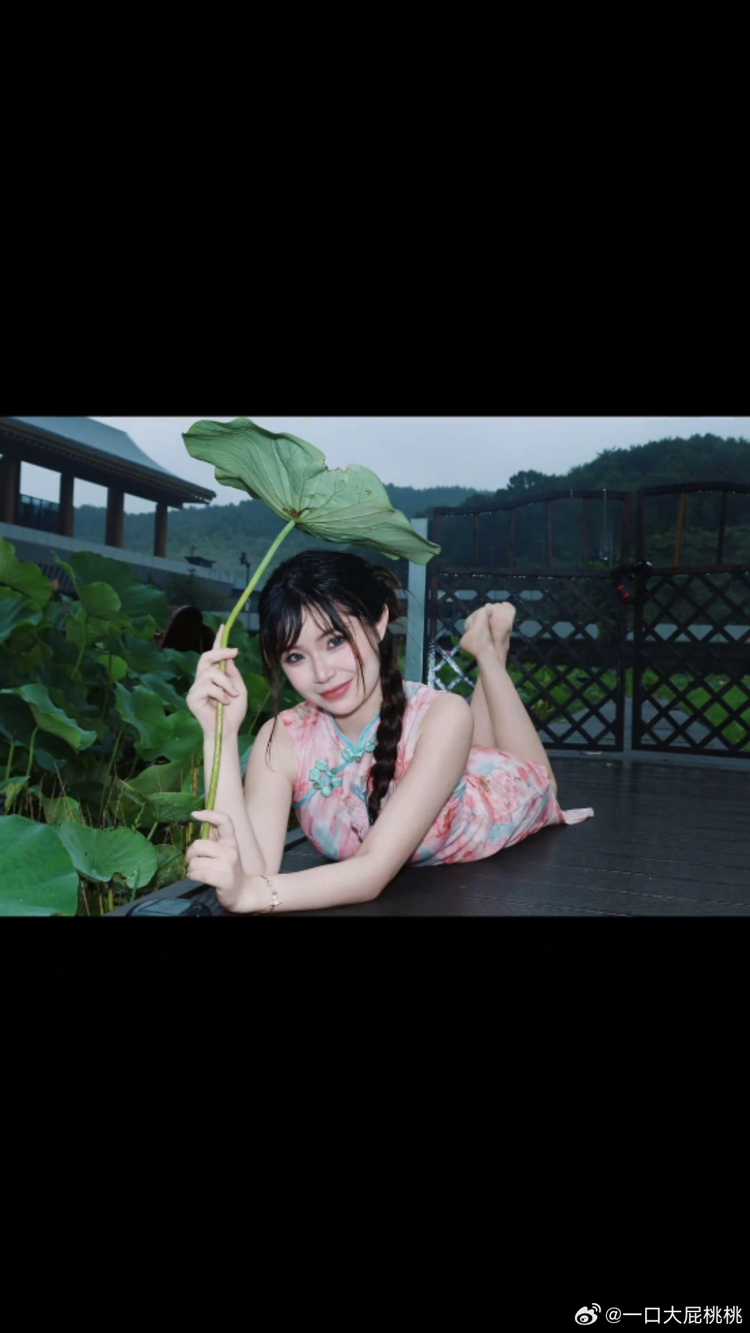 抖一个博主发的，这两张照片能分出哪张是男摄影师拍的哪张是女摄影师拍的么