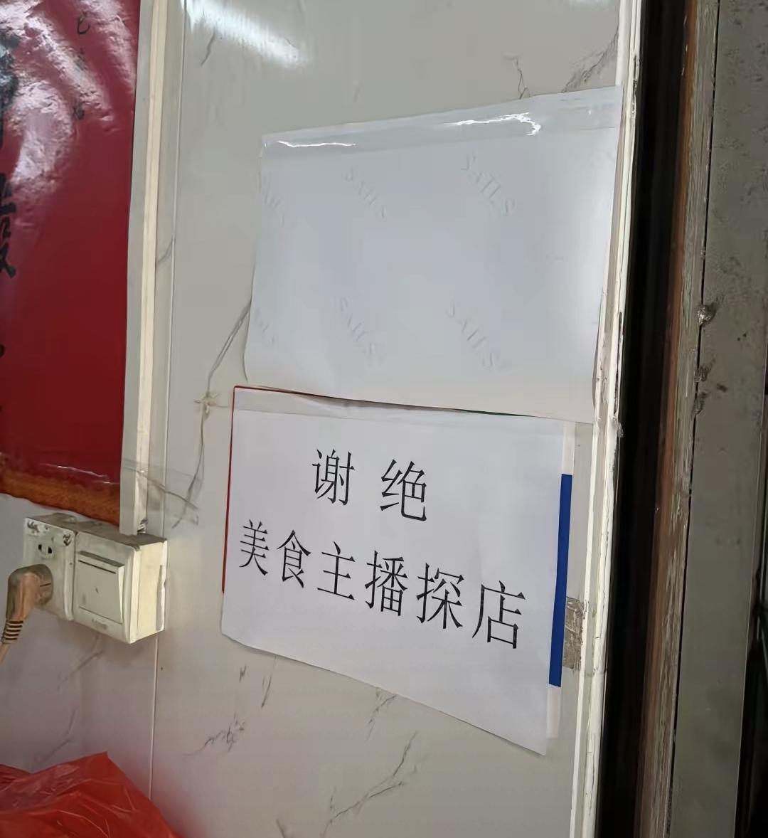 昨天中午我们去城南一家小饭馆吃饭，四个人点了四个菜一个汤，人均三十块左右。刚坐下