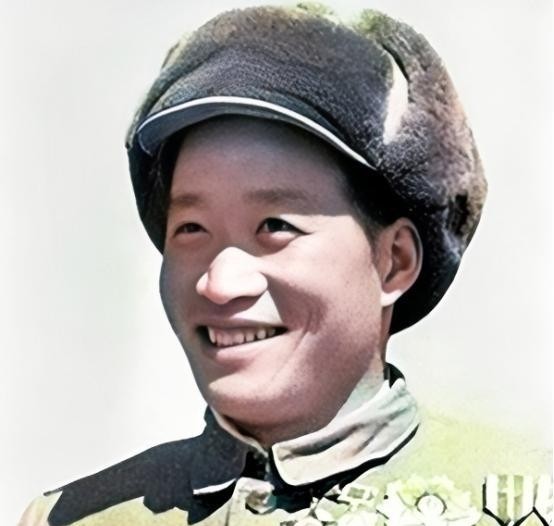1964年，毛主席得知奇袭白虎团的英雄排长从朝鲜战场归来已1年，却依然只是副连长