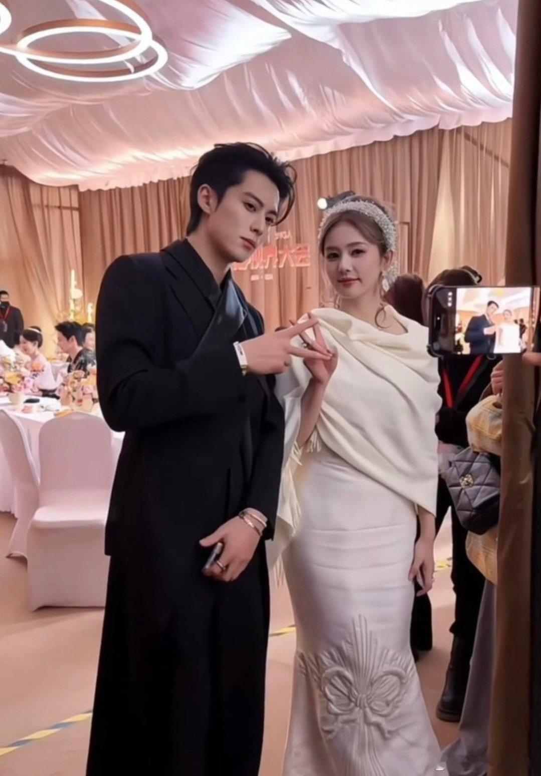 白鹿王鹤棣比耶合照王鹤棣白鹿比耶合照白鹿王鹤棣比耶合照​​​