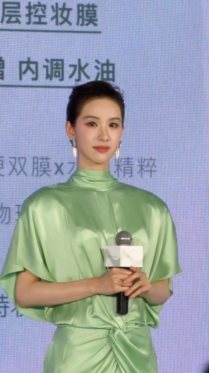 陈都灵今天活动路透，这个造型完全靠她的脸和气质在撑，有一种大型晚会主持人的优雅感