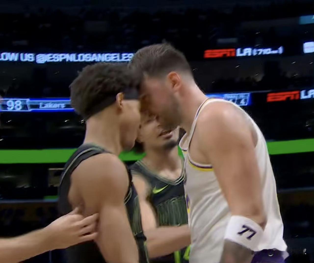 干起来了！东契奇忍不了了！第三节4分47秒，东契奇借助艾顿的挡拆掩护突破进入