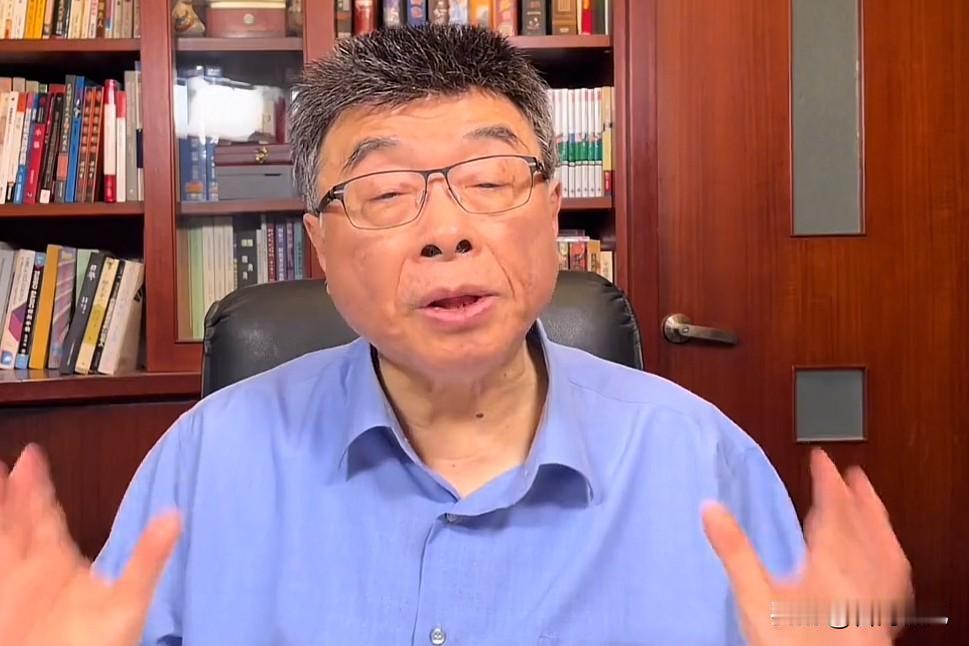 黄智贤到底是统是独？听听邱毅咋说邱毅那话里话外透着股子憋屈劲儿，跟老母鸡护崽儿