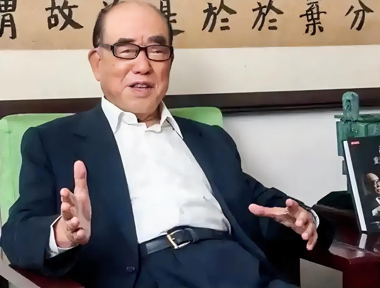 台湾退役一级上将、前“行政院长”郝柏村说，“不少人都讨论解放军战力，说它已居亚洲