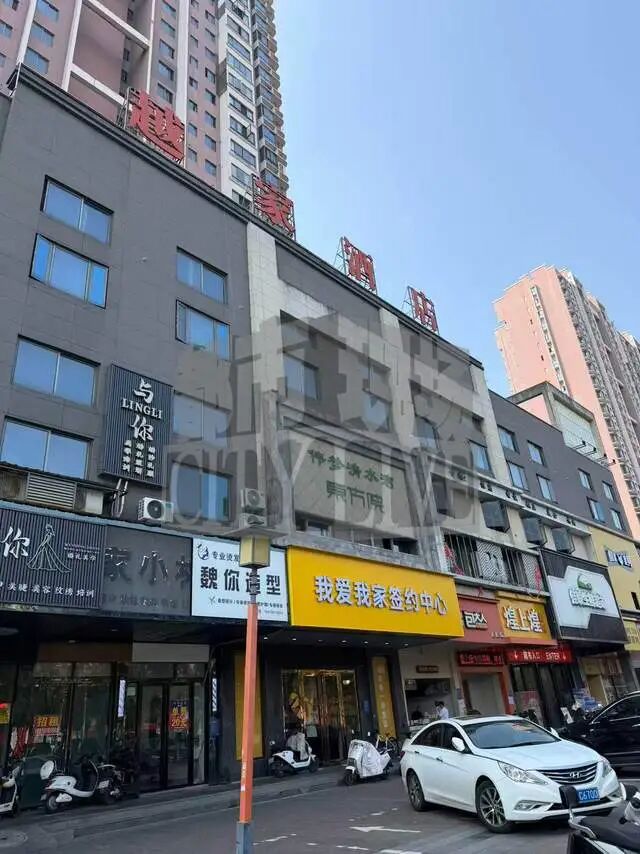 卧室衣柜里竟装了马桶? 男子花5万元定金买的二手房遇“奇葩”装修, 中介回应