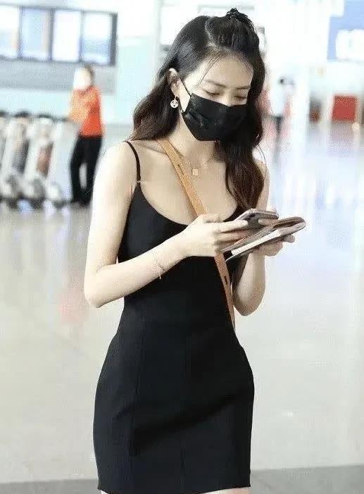 徐璐机场路透鲨疯啦！黑色吊带裙勾勒性感曲线，身材凹凸有致。脸蛋精致，皮肤细腻，低