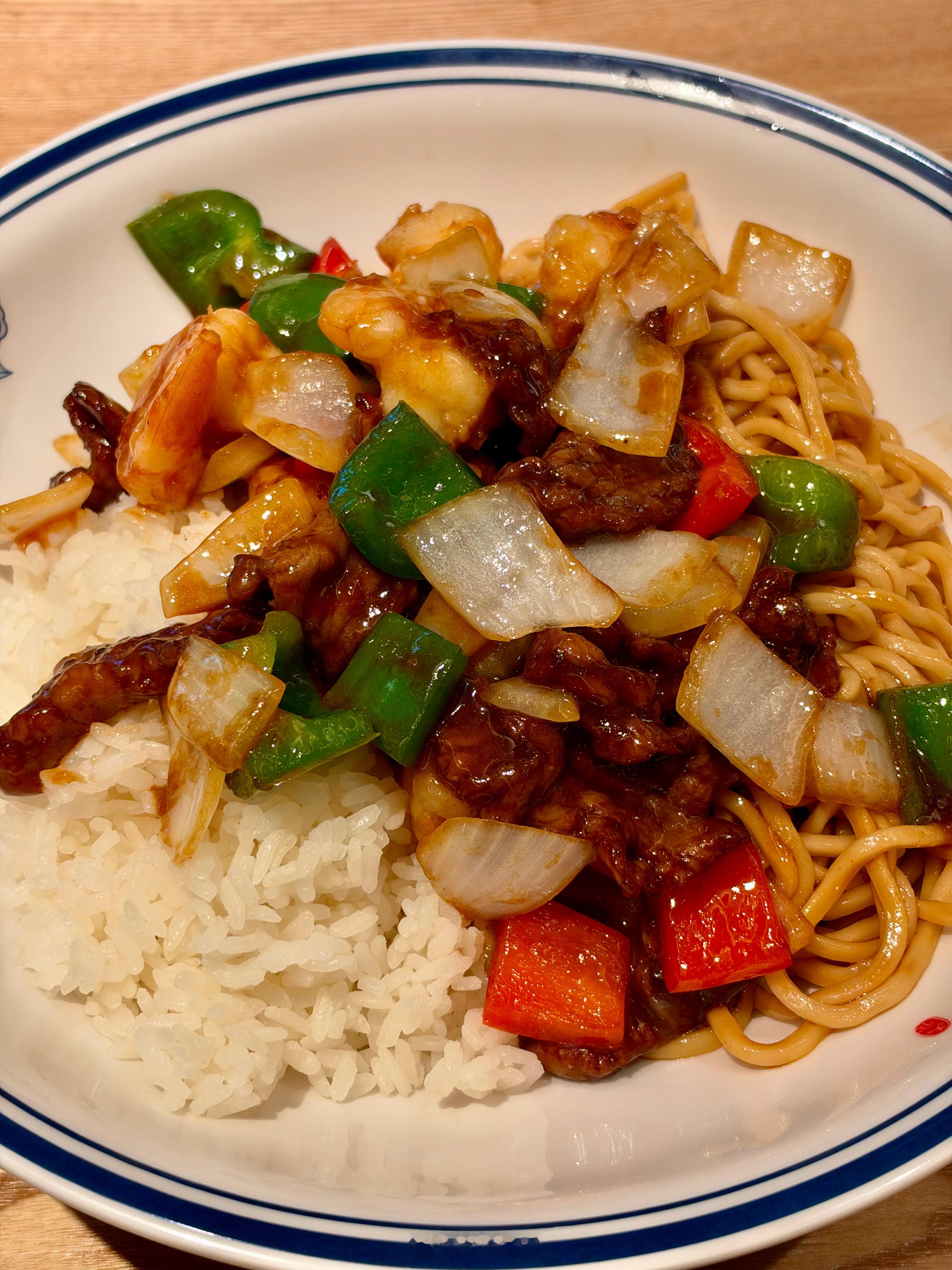 又来多了，我上次吃的那家中餐了，看起来只要我赶紧老板还真敢做饭拼面，有这样吃的吗
