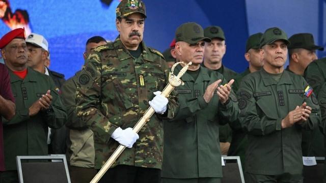 马杜罗正受到美国部署军队、制裁和恐怖主义指控的压力。然而，委内瑞拉领导人认为华盛