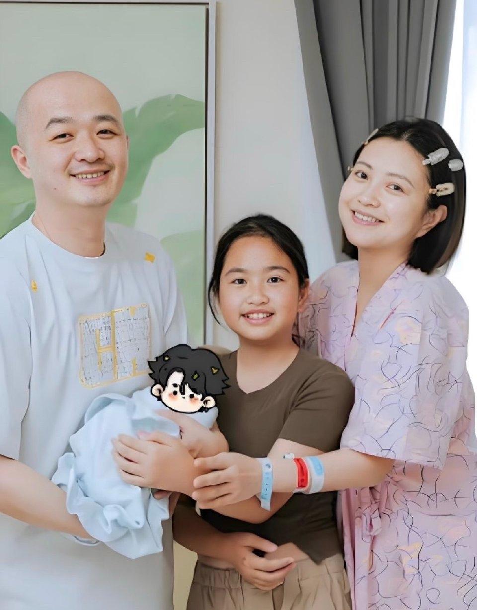 我问我姐，包贝尔被拍到和红发美女酒店过夜，包文婧知道了不得气疯？我姐白了