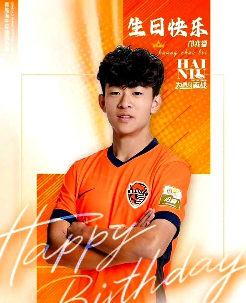 刚进B队，球迷投票甩队友8倍……就被骂是“流量傀儡”。可上周中超首秀，16岁