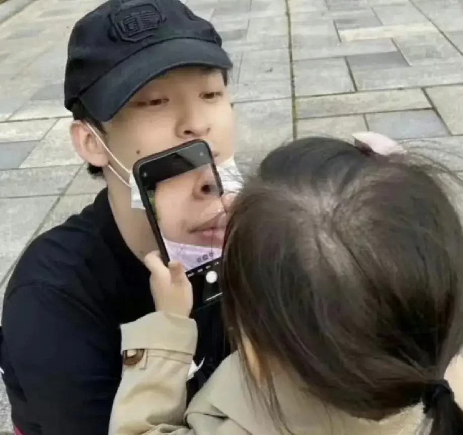 董子健带女儿跑步近日，董子健带女儿大福跑步的画面引发关注。镜头里，大福个子窜高不