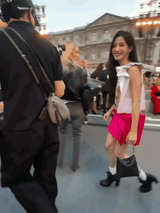 我不相信卢昱晓没有上过形体课，但是女明星走路塌肩缩背成这个样子的卢昱晓真的是内娱