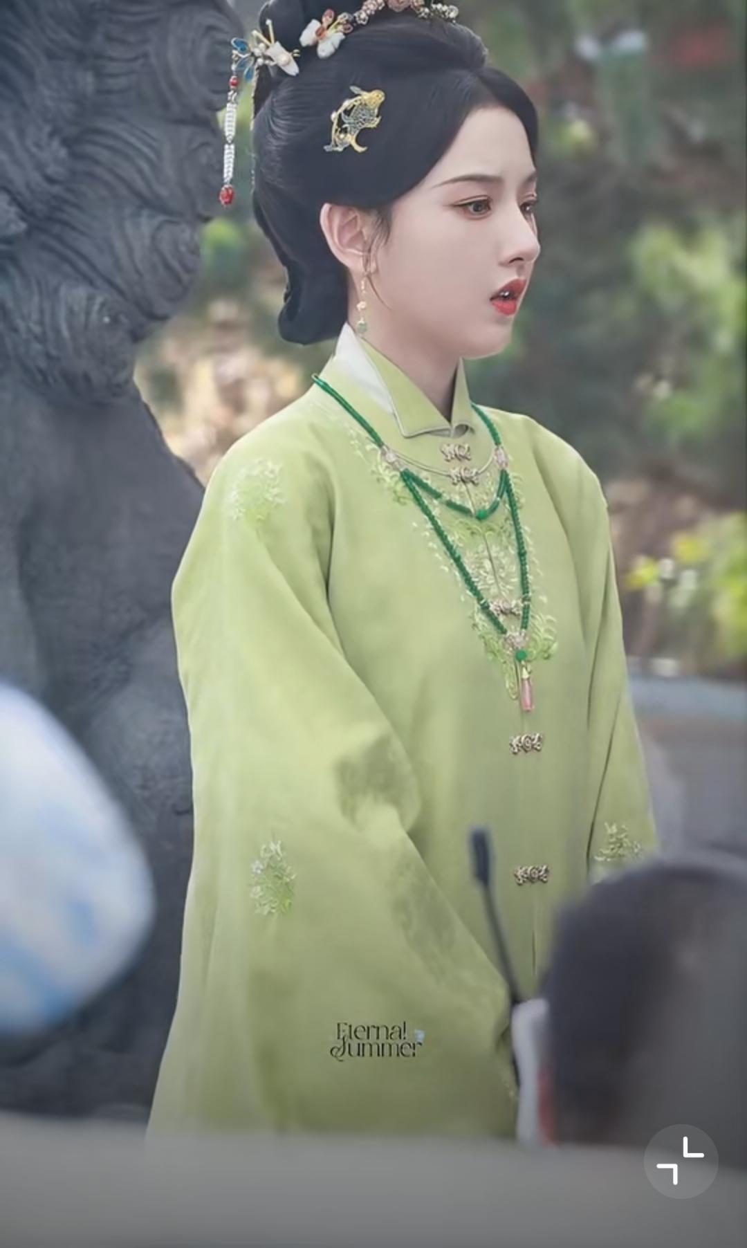 影视寒冬杀疯了！宋祖儿上午杀青下午进组，这事业心绝了谁懂啊！影视寒冬里多少