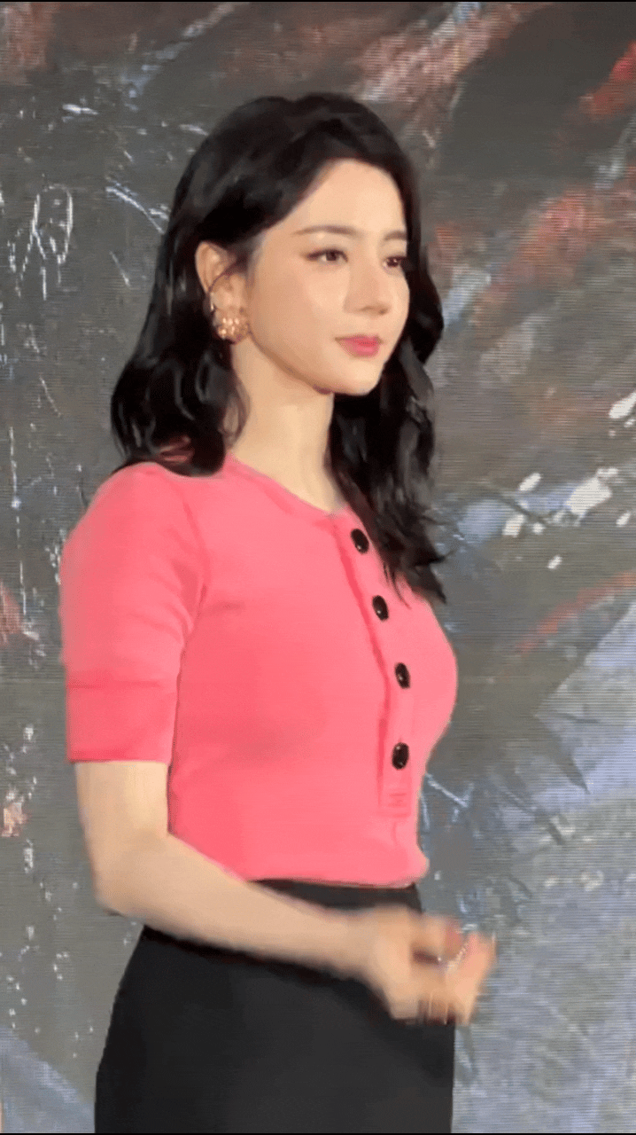 迪丽热巴宣传新剧很卖力，太会整活了！话说她是不是胖了一点啊？感觉很有韵味了！