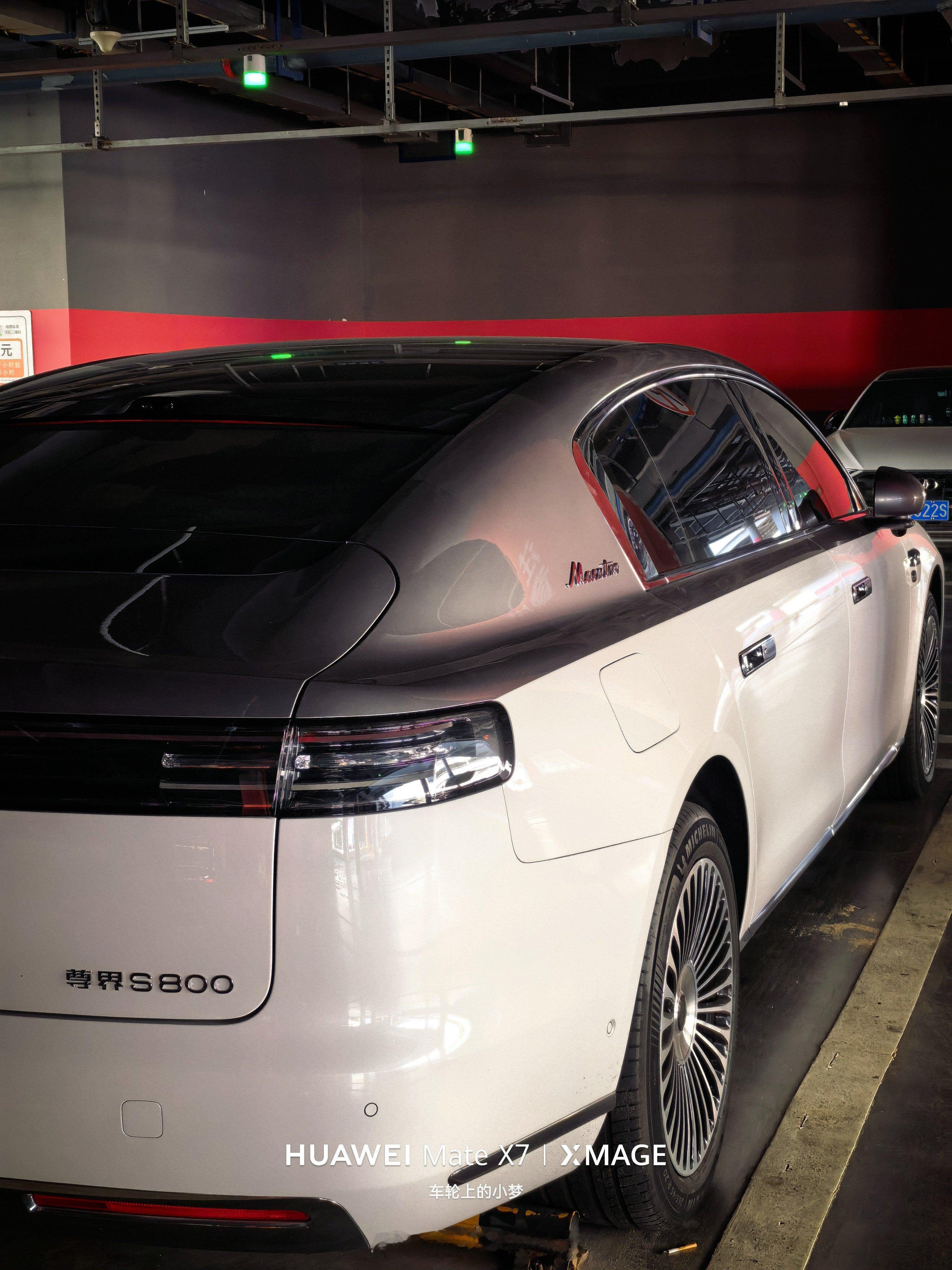 从尊界S800旁边走过忍不住想拍两张照片，太尊了华为胶州·青岛胶东国际机场-山