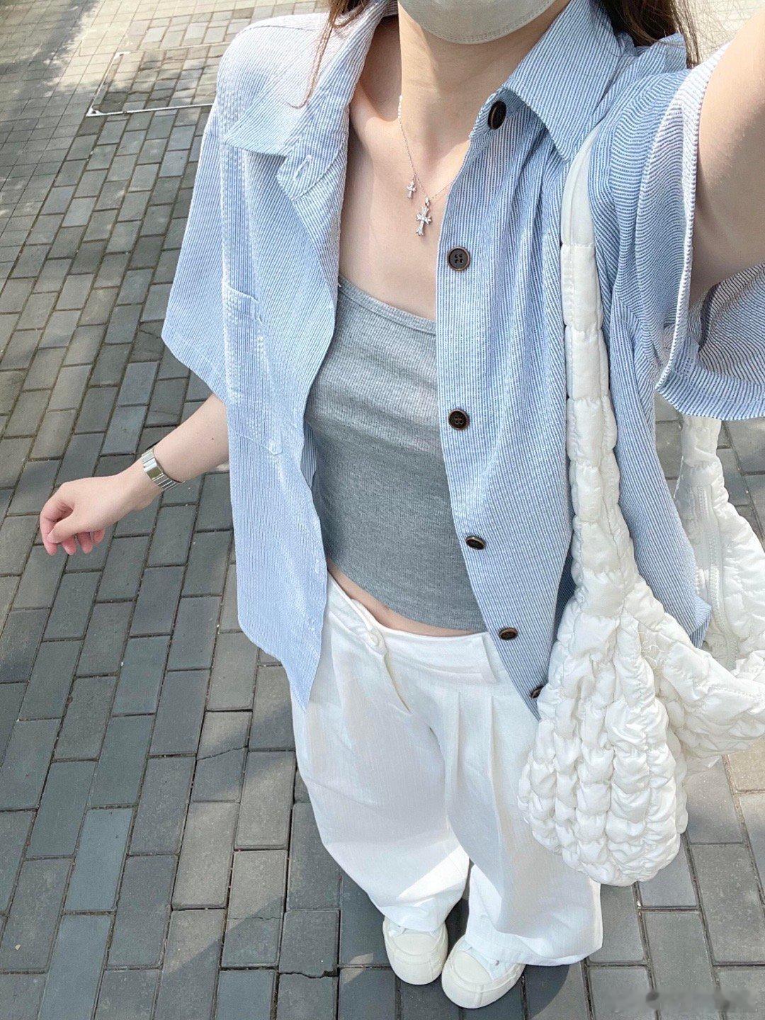 🌞今天这身穿搭我愿称之为懒人夏日王炸组合✨蓝色条纹衬衫自带降温滤镜，叠穿灰色带