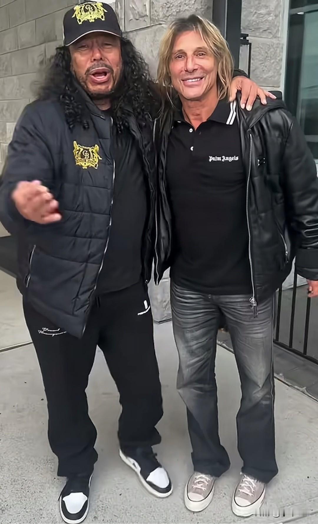 街上碰见两个老外，瞅着像老炮儿，挺有范儿的。于是跟他俩聊起来，但他俩吹牛说是退役