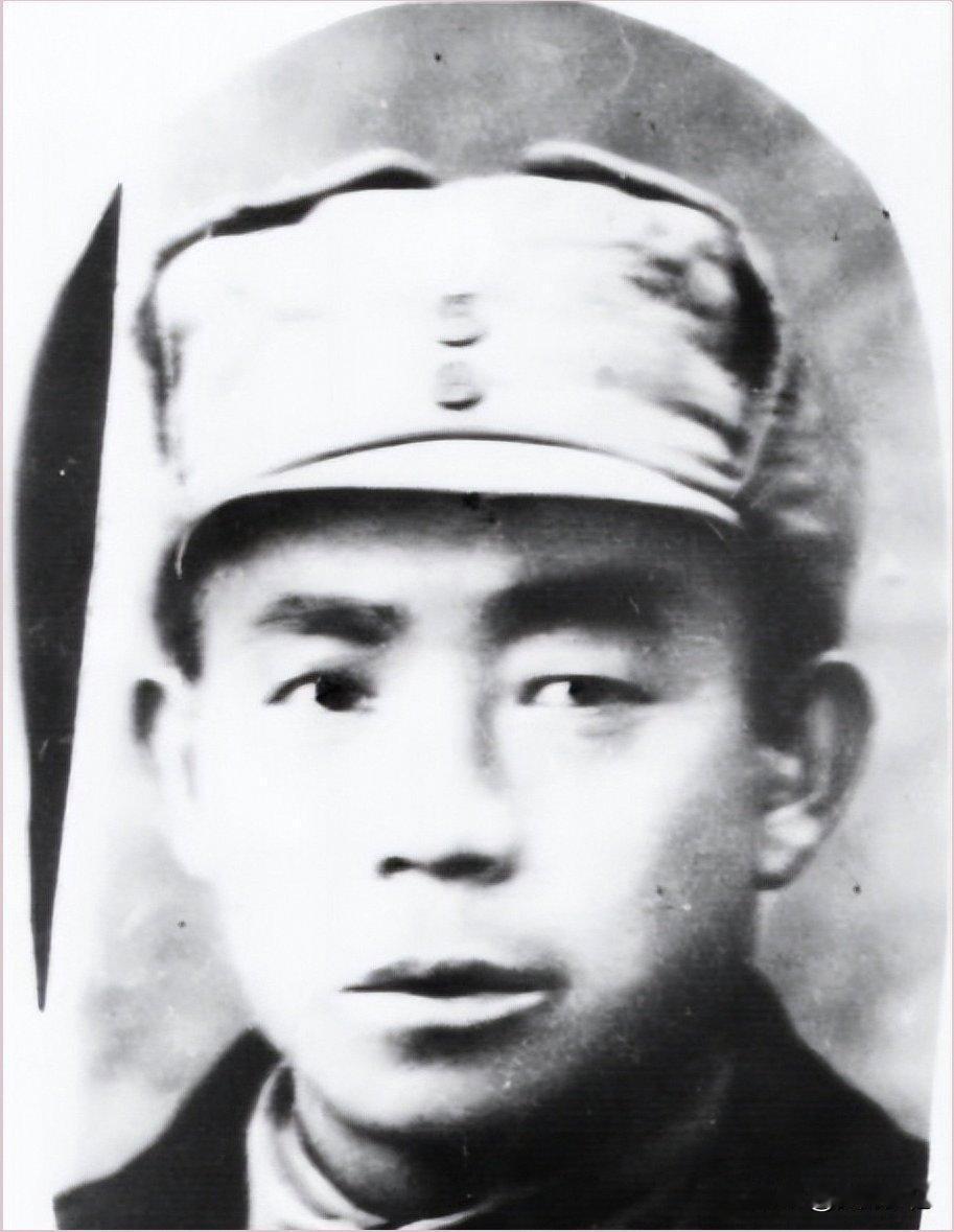 1936年红军团长见战友全歼按兵不动？贺龙怒下枪毙令，临刑一句话让刘伯承当场救人