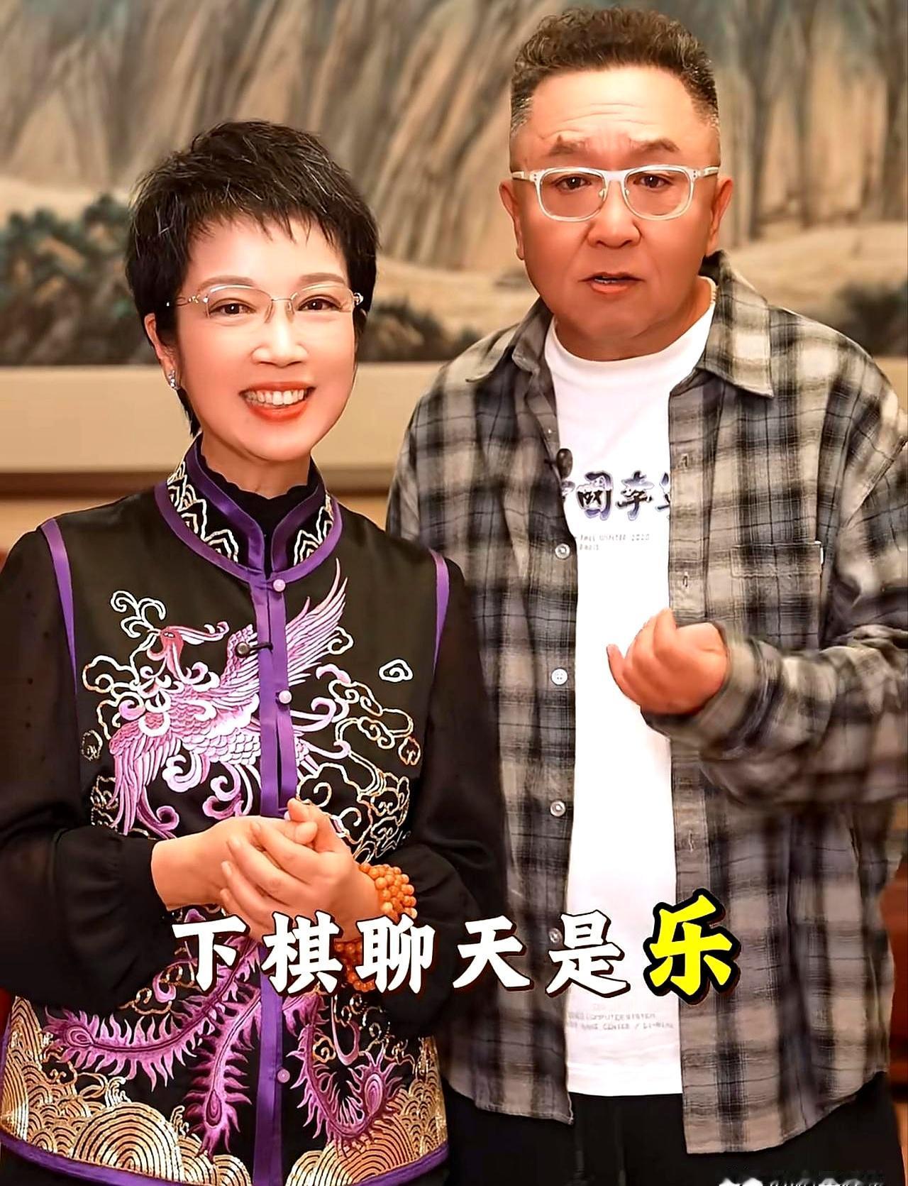 于谦昨晚在乐龄重阳晚会上露面了，台上唱念做打精神头看着还行，可镜头一拉近，那满脸
