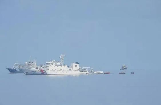 不再警告，直接登礁！5月16日，中国海警5101舰、5309舰协同向阳红33号科