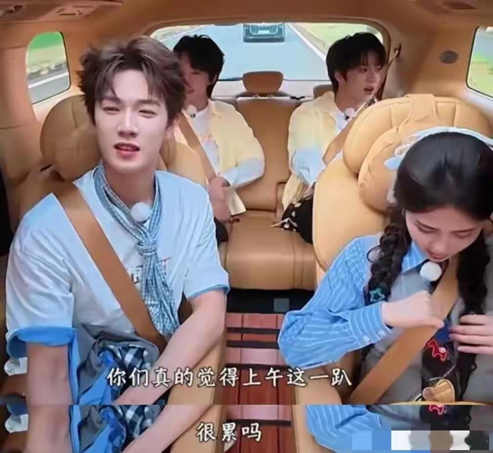 谁能想到，白鹿一句‘不累’，直接把自己送上热搜！在海上接力环节，当其他嘉宾在烈日