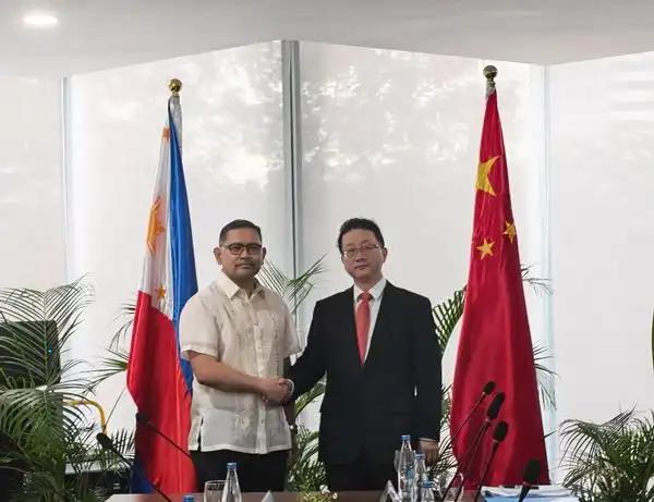 不闹了，菲律宾答应中国了。当地时间6月30日，外交部亚洲司司长刘劲松在马尼拉同菲
