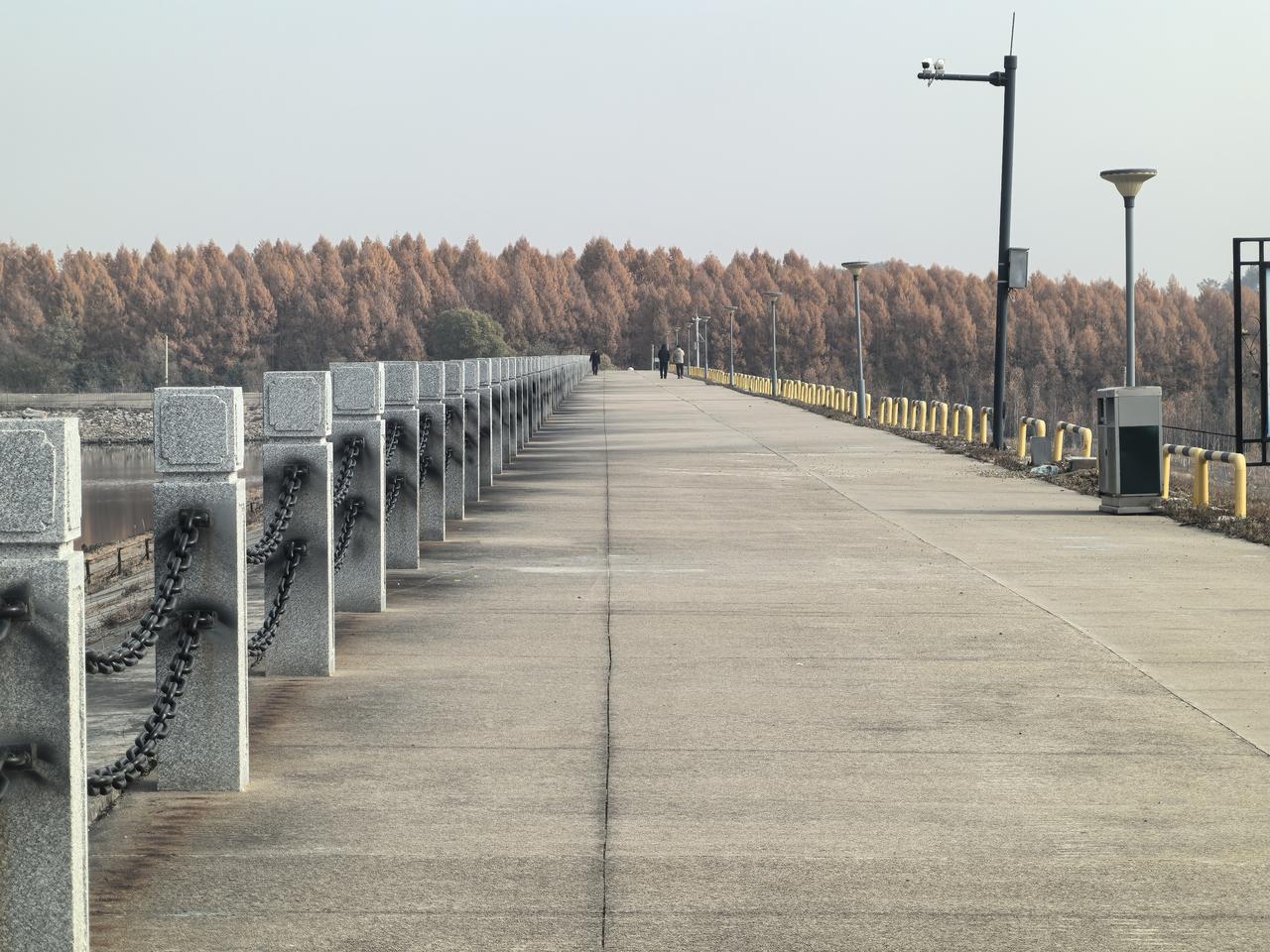 我爸15年前做的髋关节手术，当时医生说了保质期也就是15-20年。我爸说，我马