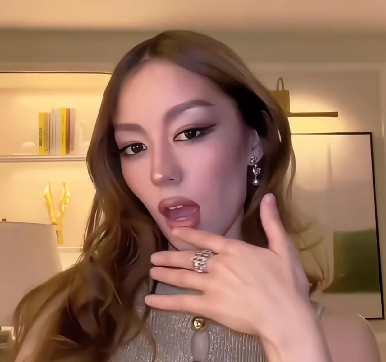 记得朗朗的家风不是很严的吗？怎么他老婆吉娜现在变化这么大呀？不仅穿得很性感，