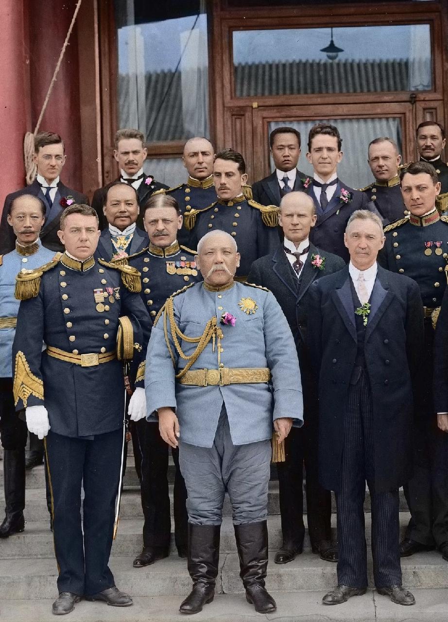 从袁世凯这身衣服，就可以看出来当时的中国与世界的差距有多大。外国军官的呢料紧实