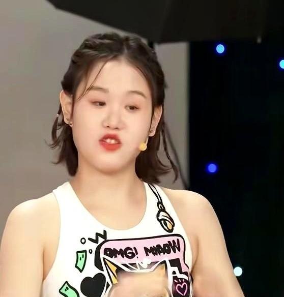 看着直播间人数掉得像泄了气的皮球。弹幕里“人设崩塌”三个字像刀子。这时候红婵