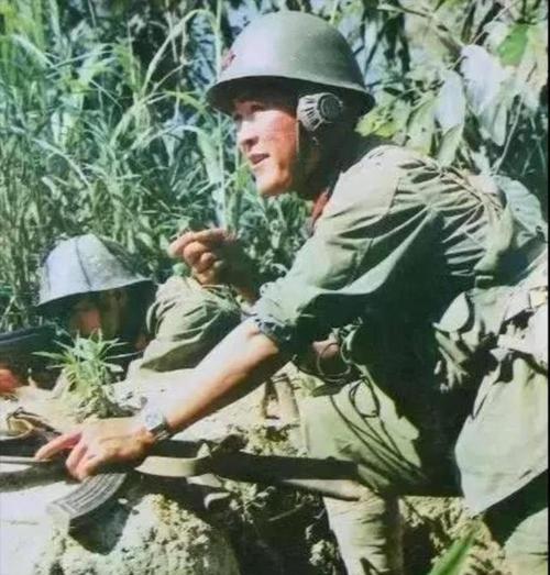 1986年，对越自卫反击战的战场，一名连长冒着生命危险给一名战士带去了烧鸡和茅台