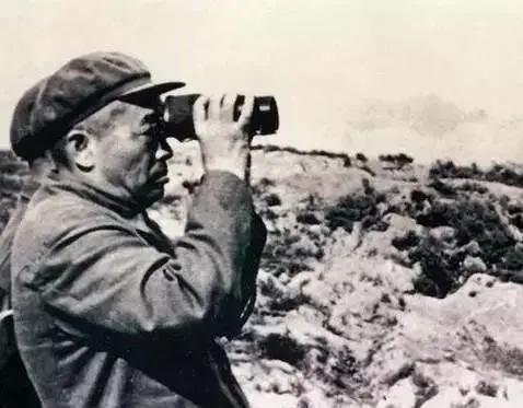 1951年，10万志愿军被美军包围，彭老总向毛泽东求助。毛泽东苦思了三个小时，回