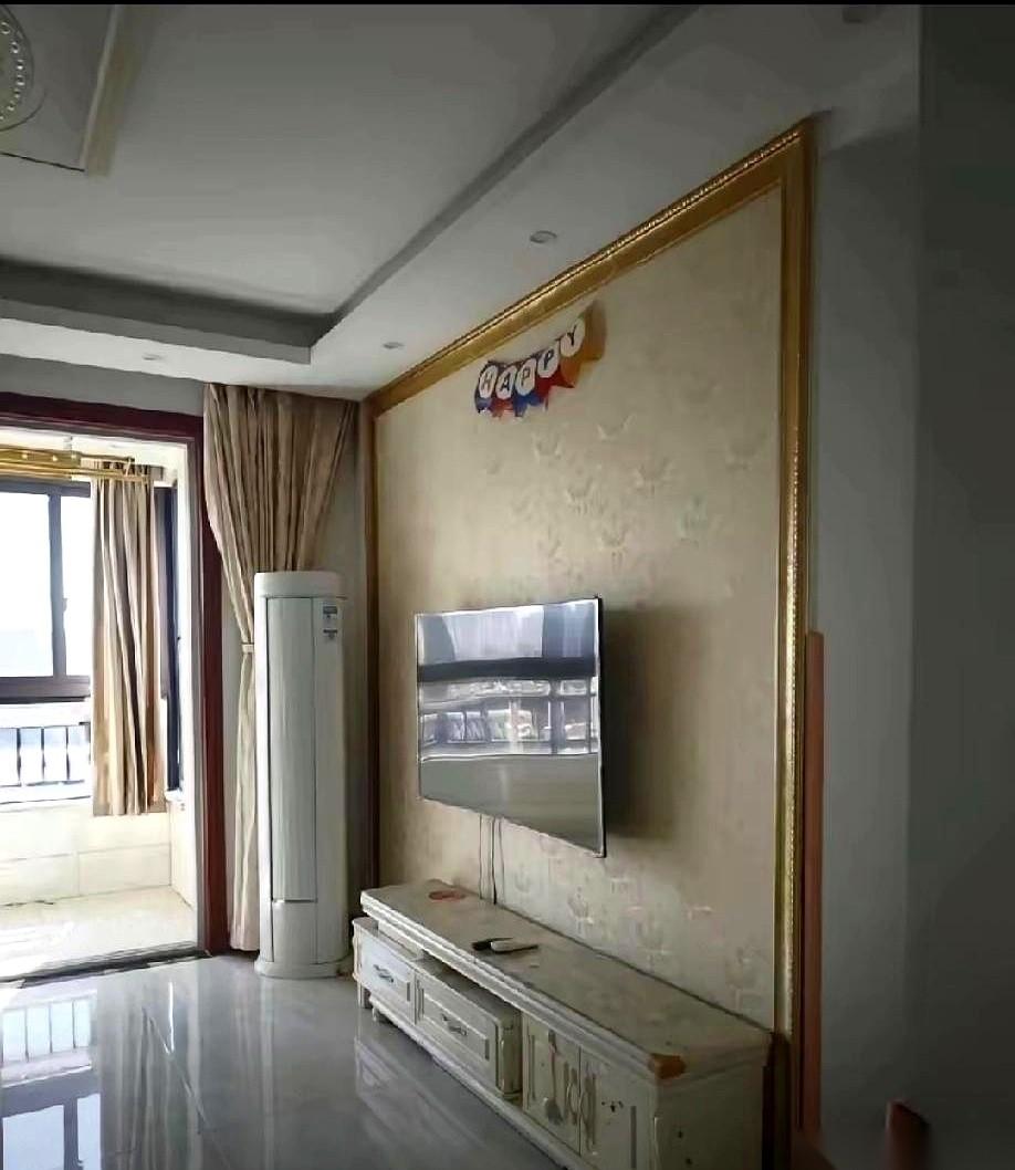 一家人围着桌子吃饭，我哥筷子往碗上一放，突然开了口。“妹，咱家这房子卖了，月底